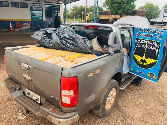 Camionete roubada &eacute; apreendida com 1 tonelada de maconha na BR-376