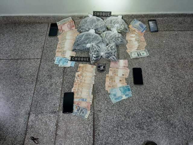 Quatro traficantes s&atilde;o presos ap&oacute;s engolir 3,4 quilos de coca&iacute;na 