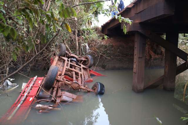 D10 fica destruida ao cair em córrego na Gameleira e 2 ocupantes são resgatados