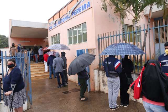 Mesmo no frio, popula&ccedil;&atilde;o enfrenta fila em dia de vacina&ccedil;&atilde;o ampliada contra gripe