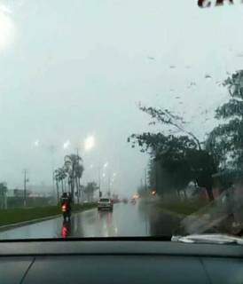 Chuva e tempo cinza no horizonte deste motorista hoje pela manhã em Ponta Porã (Foto: Direto das Ruas)