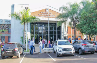 Em 9 de junho, DGPC (Delegacia-Geral de Polícia Civil), em Campo Grande, foi fechada para testes em policiais que trabalham na unidade. (Foto: Silas Lima)
