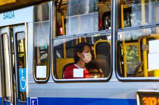 Passageira, com máscara, dentro de ônibus do transporte coletivo da Capital (Foto: Marcos Maluf/Arquivo)