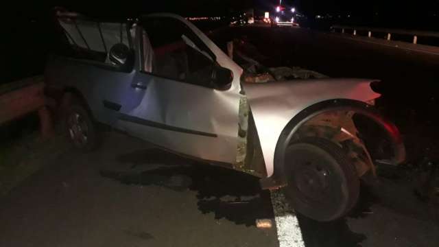 Colis&atilde;o entre carreta e picape mata 3 pessoas na BR-262