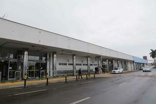 Entrada do Aeroporto Internacional de Campo Grande por volta das 8h30 (Foto: Kisie Ainoã)
