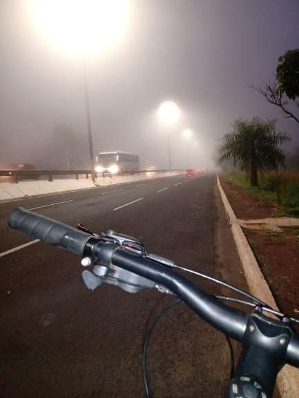Leitor corajoso enfrentou a neblina de bike na Avenida Duque de Caxias em Campo Grande (Foto: Direto das Ruas)