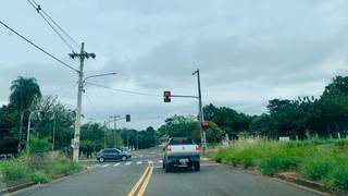 Semáforo já está em funcionamento no cruzamento da Avenida Gabriel Spipe Calarge com a Rua Manoel Vieira de Souza (Foto: Gabriel Neris)