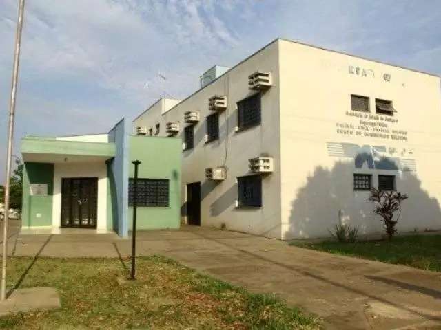 Dupla invade casa, revira quartos e furta joias avaliadas em R$ 25 mil