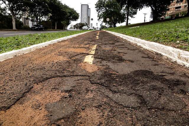Buracos, desn&iacute;veis no asfalto e ilumina&ccedil;&atilde;o s&atilde;o problemas que ciclistas enfrentam