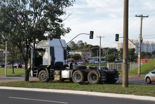 Carreta desgovernada bate de frente, depois de r&eacute; e s&oacute; para ao atingir &aacute;rvore