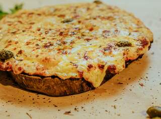Pizza de três queijos prontinha para ser saboreada. (Foto: Disk Pizza Estrela)