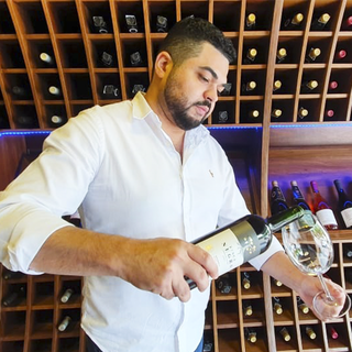 Para o sommelier Daniel Nascimento, a Premiere Wine quer oferecer uma nova experiência aos clientes (Foto: Premiere Wine)