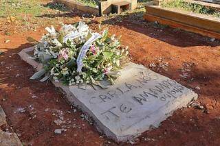 No túmulo onde Carla foi sepultada, o amor dos familiares. (Foto: Kísie Ainoã)