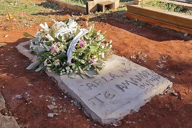 Sem respostas, pai de Carla desabafa: &quot;foi dif&iacute;cil ver ela jogada, morta&quot;