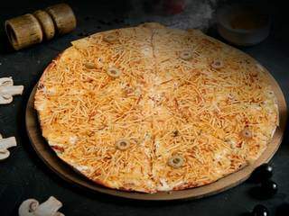 Pizza com batata palha e azeitona. (Foto: Confraria da Pizza)