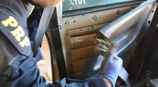 Traficante &eacute; flagrado transportando 103 quilos de maconha sob lataria de ve&iacute;culo