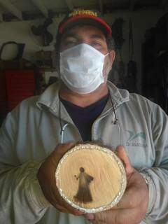 Angelo, fucionário da Prefeitura que cortou o tronco (Foto: Odimar Souza)