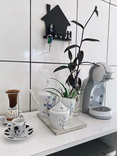 O cantinho do café ganhou bandeja feita de argamassa e plantinhas para decorar. (Foto: Casamunik)