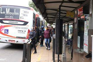 Movimento no desembarque de ônibus no centro: vai e vem de quem precisa trabalhar, diz população (Foto: Paulo Francis)