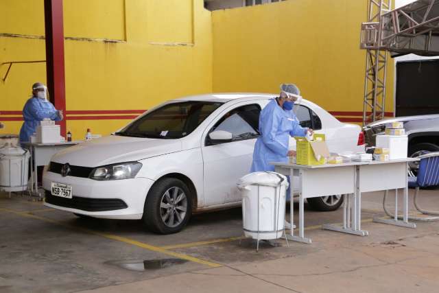 Com alta na procura, agenda para exames no drive-thru reabre só na 2ª quinzena