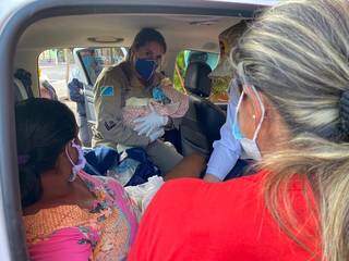 Mulher ainda na caminhonete segundo após dar à luz (Foto: Corpo de Bombeiros/Divulgação)