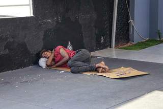 Morador de rua durmindo em calçada de comércio na Capital. (Foto: Kisie Ainoã) 