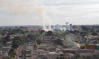 Incêndio foi registrado por moradores da Vila Margarida (Foto: Direto das Ruas)
