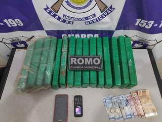 Drogas, celulares e dinheiro apreendidos com os suspeitos. (Foto: Direto das Ruas) 
