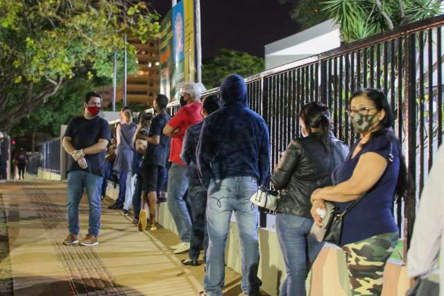 Primeiros da fila no novo &ldquo;drive-thru&rdquo; foram fazer teste por recomenda&ccedil;&atilde;o m&eacute;dica