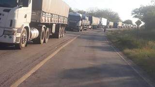 Fila de caminhões formada após fechamento da fronteira (Foto: Divulgação)