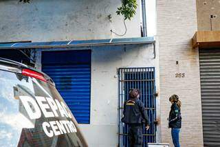Equipes da Polícia Civil e Perícia estiveram no local do furto nesta manhã. (Foto: Henrique Kawaminami)
