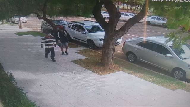Em apenas 40 segundos, dupla de assaltantes furta carro estacionado no Centro 