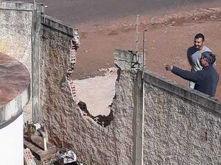 Muro do Condomínio Morada dos Pássaros ficou destruído. (Foto: Direto das Ruas)