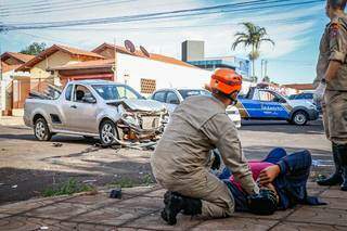 Motorista sendo socorrido pelo Corpo de Bombeiros após capotamento na Vila Bandeirante. (Foto: Henrique Kawaminami)