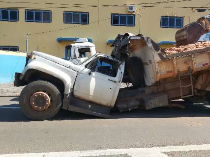 Caminhão carregado de areia quebra no meio da Gury Marques