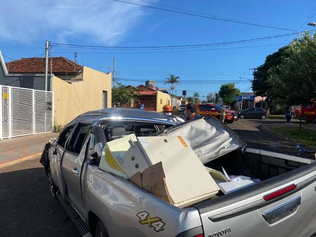 Hilux capotou com raio-x da UPA do Universit&aacute;rio, que ficou destru&iacute;do