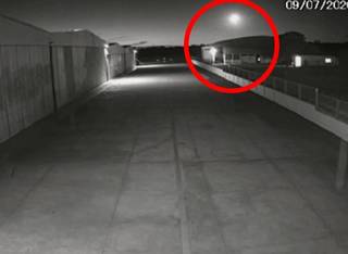 No detalhe, meteoro flagrado próximo do Aeroporto Santa Maria (Foto/Reprodução)