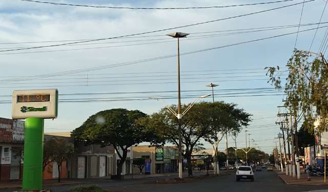 Previs&atilde;o n&atilde;o se concretiza e temperatura na madrugada fica em 8 graus