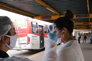 Usuária de transporte coletivo tem temperatura corporal aferida no terminal Bandeirantes (Foto: Kísie Ainoã/Arquivo)