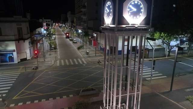 Do alto, v&iacute;deo mostra ruas vazias, j&aacute; no ch&atilde;o, com&eacute;rcio continua dando trabalho