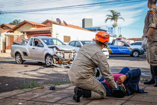 Em cruzamento mal sinalizado, motorista bate em Hilux que capota 2 vezes