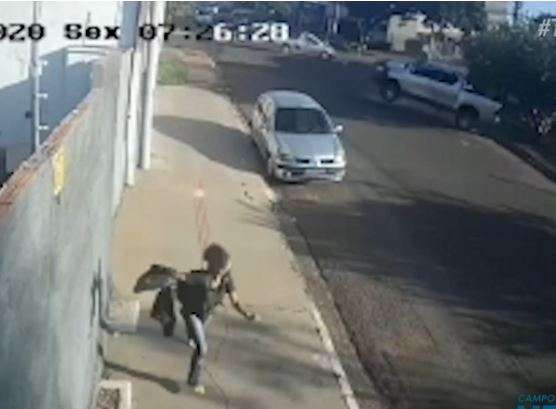 C&acirc;mera registrou Hilux capotando duas vezes ap&oacute;s colidir em Montana