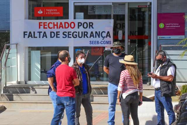 Sindicalistas alegam falta de seguran&ccedil;a e &quot;fecham&quot; duas ag&ecirc;ncias banc&aacute;rias