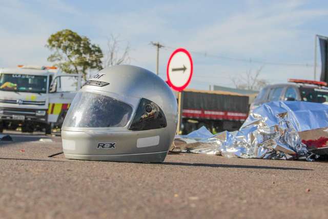 Motociclista morre em acidente com carreta na sa&iacute;da para S&atilde;o Paulo