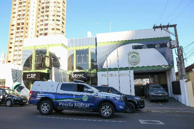 Ap&oacute;s assalto, dupla tenta se esconder em escola, mas acaba presa