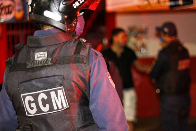 Sexta com toque de recolher &agrave;s 20h tem b&ecirc;bados, briga e com&eacute;rcios abertos