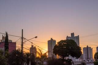 O sol iluminou o céu no bairro Jardim dos Estados nesta manhã (Foto: Henrique Kawaminami)