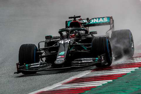 Debaixo de chuva, Hamilton crava primeira pole position na temporada