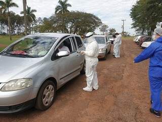 Moradores do distrito não precisaram descer do veículo para receber a vacina (Foto: Divulgação/PMPP)