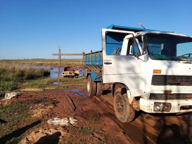 Pol&iacute;cia descobre mineradora de areia ilegal em c&oacute;rrego e propriet&aacute;rio &eacute; multado